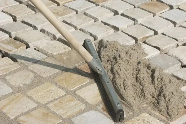 Какой зазор между тротуарной плиткой считается правильным: стандарты и технология