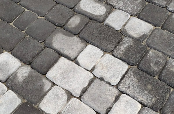 Высолы на тротуарной плитке: почему появляются и как вернуть покрытию идеальный вид